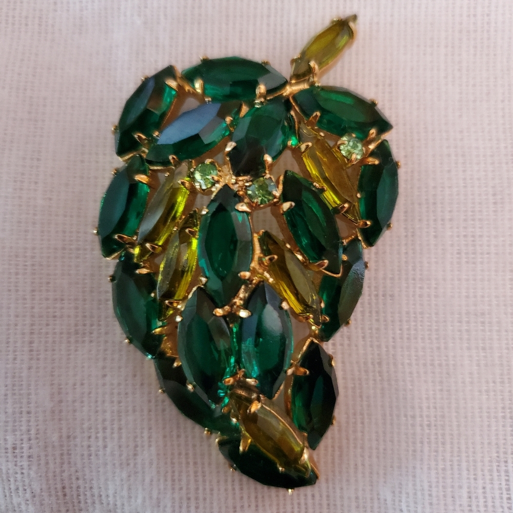 Vintage Emerald and Pale Green Rhinestone Leaf Gold Tone Brooch - Picture 7 of 7